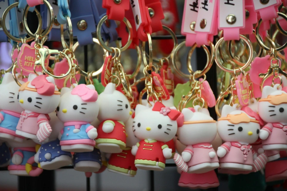 Many hello kitty keychains are hanging